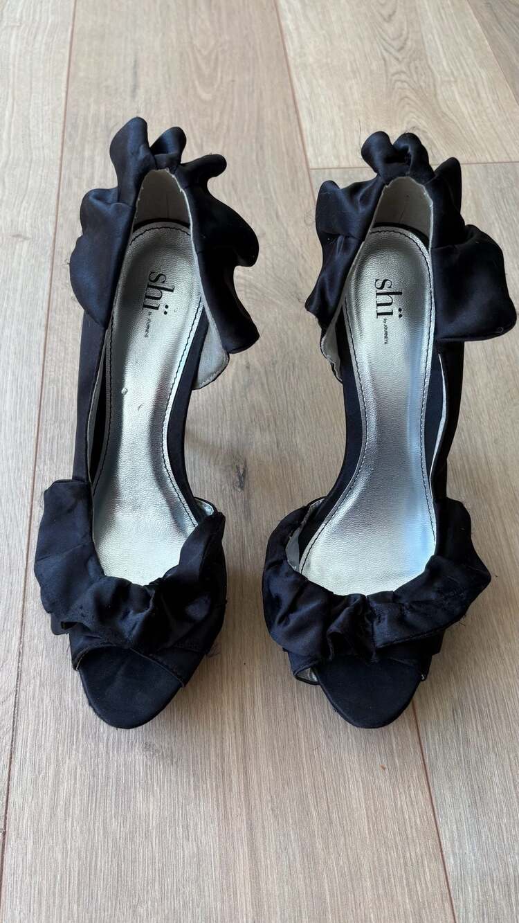Shi By Journeys Heels Size 7 Black Satin Ruffle Stiletto